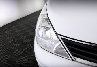 Подержанный автомобиль Nissan Tiida Hatchback 2013 года (17 фото)