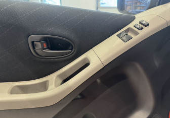 Подержанный автомобиль Toyota Yaris Hatchback 2007 года (15 фото)