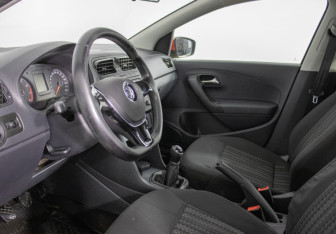 Подержанный автомобиль Volkswagen Polo Sedan 2017 года (10 фото)