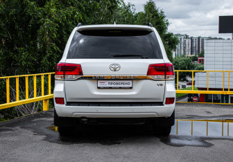 Подержанный автомобиль Toyota Land Cruiser Suv 2020 года (5 фото)