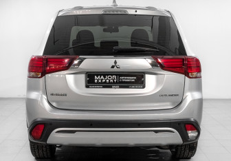 Подержанный автомобиль Mitsubishi Outlander 2020 года (6 фото)