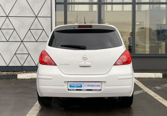 Подержанный автомобиль Nissan Tiida Hatchback 2013 года (6 фото)