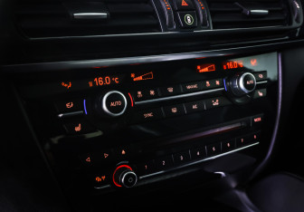 Подержанный автомобиль BMW X5 M 2015 года (18 фото)