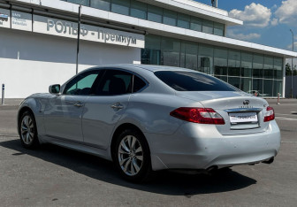 Подержанный автомобиль Infiniti M Sedan 2012 года (7 фото)