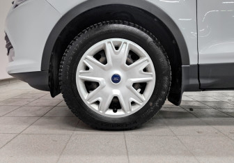 Подержанный автомобиль Ford Kuga 2015 года (19 фото)