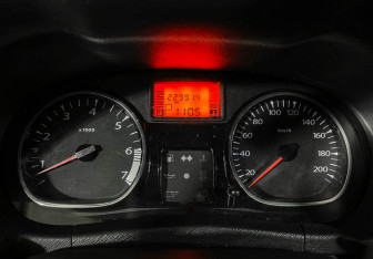 Подержанный автомобиль Renault Duster 2013 года (11 фото)