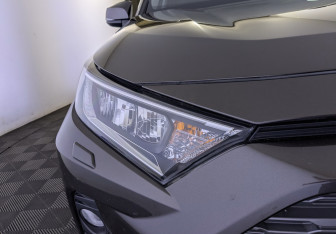 Подержанный автомобиль Toyota RAV4 2020 года (11 фото)