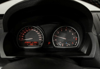 Подержанный автомобиль BMW X3 2006 года (12 фото)