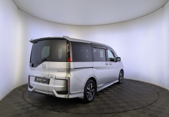 Подержанный автомобиль Honda Stepwgn 2018 года (5 фото)