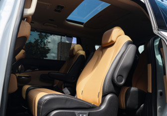 Подержанный автомобиль Kia Carnival 2021 года (10 фото)