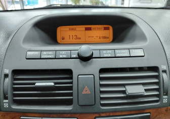 Подержанный автомобиль Toyota Avensis Sedan 2004 года (23 фото)