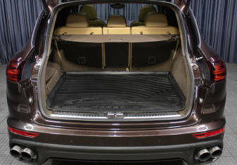 Подержанный автомобиль Porsche Cayenne 2016 года (10 фото)