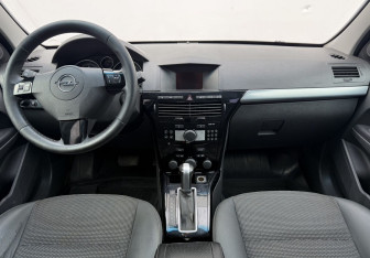 Подержанный автомобиль Opel Astra Sedan 2012 года (12 фото)