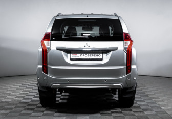 Подержанный автомобиль Mitsubishi Pajero Sport 2017 года (6 фото)