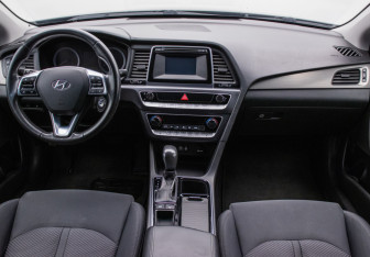Подержанный автомобиль Hyundai Sonata 2017 года (13 фото)