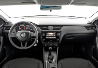 Подержанный автомобиль Skoda Octavia Liftback 2019 года (14 фото)