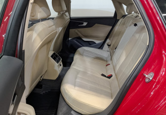 Подержанный автомобиль Audi A4 Sedan 2019 года (12 фото)