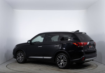 Подержанный автомобиль Mitsubishi Outlander 2018 года (7 фото)