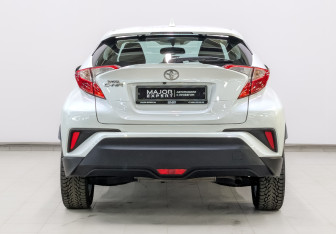 Подержанный автомобиль Toyota C-HR 2019 года (6 фото)