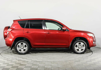Подержанный автомобиль Toyota RAV4 2010 года (4 фото)
