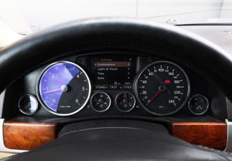 Подержанный автомобиль Volkswagen Touareg 2008 года (11 фото)