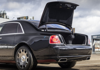 Подержанный автомобиль Rolls-Royce Ghost 2010 года (34 фото)