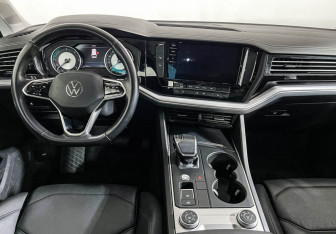 Подержанный автомобиль Volkswagen Touareg 2021 года (12 фото)