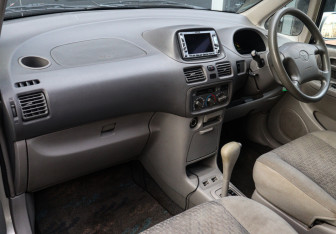 Подержанный автомобиль Toyota Corolla Spacio 2000 года (9 фото)