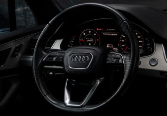 Подержанный автомобиль Audi Q7 2016 года (17 фото)