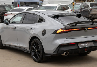 Подержанный автомобиль Changan UNI-V 2023 года (5 фото)