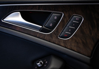 Подержанный автомобиль Audi A6 allroad 2012 года (15 фото)