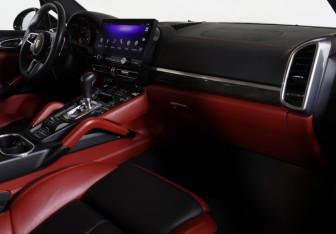 Подержанный автомобиль Porsche Cayenne 2015 года (10 фото)