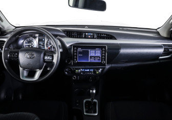 Подержанный автомобиль Toyota Hilux 2022 года (12 фото)