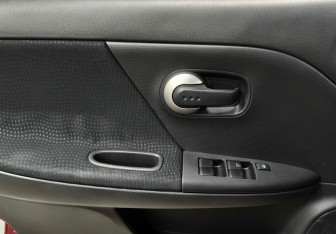 Подержанный автомобиль Nissan Note 2010 года (15 фото)