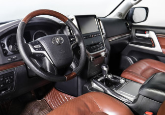 Подержанный автомобиль Toyota Land Cruiser Suv 2016 года (14 фото)