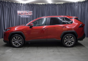 Подержанный автомобиль Toyota RAV4 2021 года (8 фото)