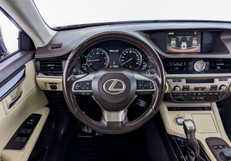 Подержанный автомобиль Lexus ES 2016 года (22 фото)