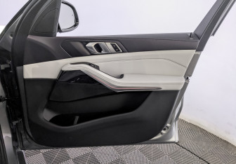 Подержанный автомобиль BMW X5 2025 года (26 фото)