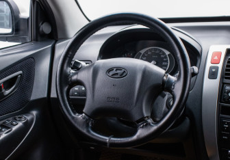 Подержанный автомобиль Hyundai Tucson 2007 года (15 фото)