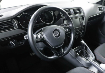 Подержанный автомобиль Volkswagen Jetta Sedan 2018 года (7 фото)