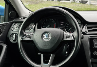 Подержанный автомобиль Skoda Rapid Liftback 2015 года (14 фото)