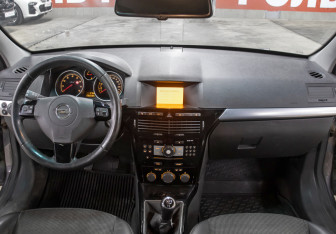 Подержанный автомобиль Opel Astra Sedan 2012 года (14 фото)