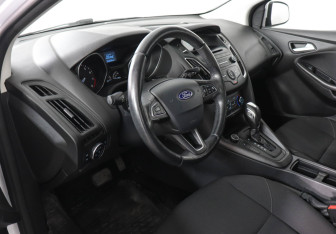 Подержанный автомобиль Ford Focus Hatchback 2017 года (9 фото)
