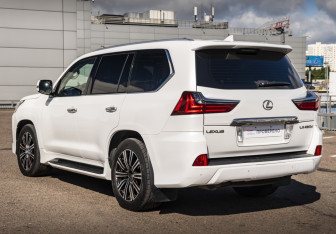 Подержанный автомобиль Lexus LX 2017 года (7 фото)