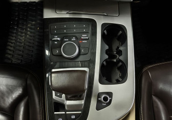 Подержанный автомобиль Audi Q7 2015 года (16 фото)