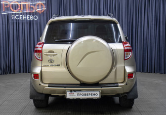 Подержанный автомобиль Toyota RAV4 2009 года (6 фото)