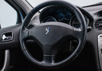 Подержанный автомобиль Peugeot 308 Hatchback 2009 года (15 фото)
