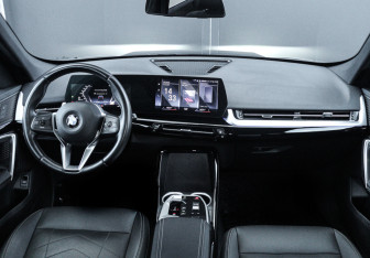Подержанный автомобиль BMW X1 2022 года (11 фото)