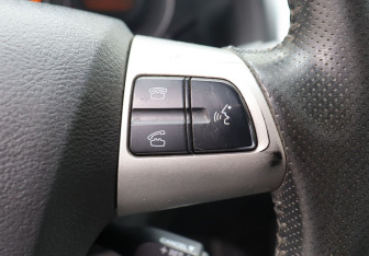 Подержанный автомобиль Toyota Corolla Sedan 2011 года (15 фото)