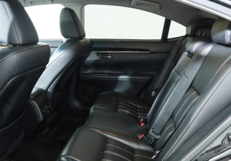 Подержанный автомобиль Lexus ES 2015 года (10 фото)